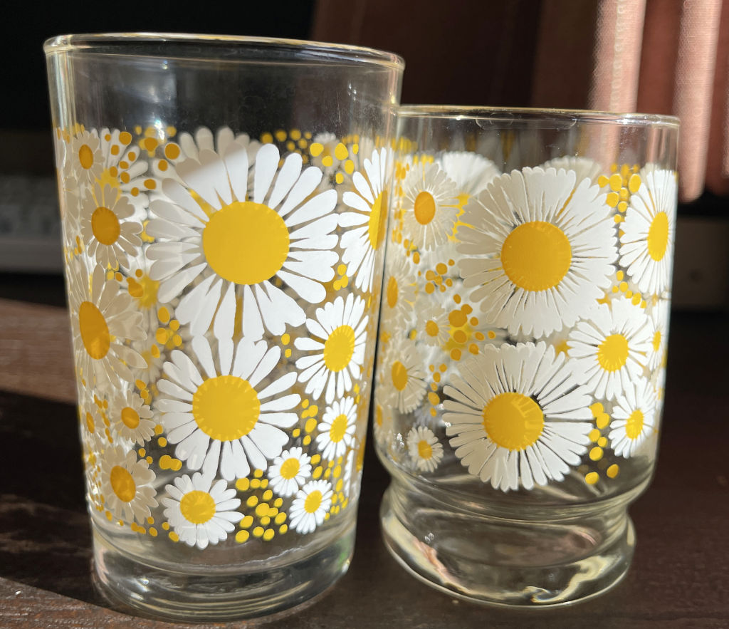 新旧のアデリアのコップ